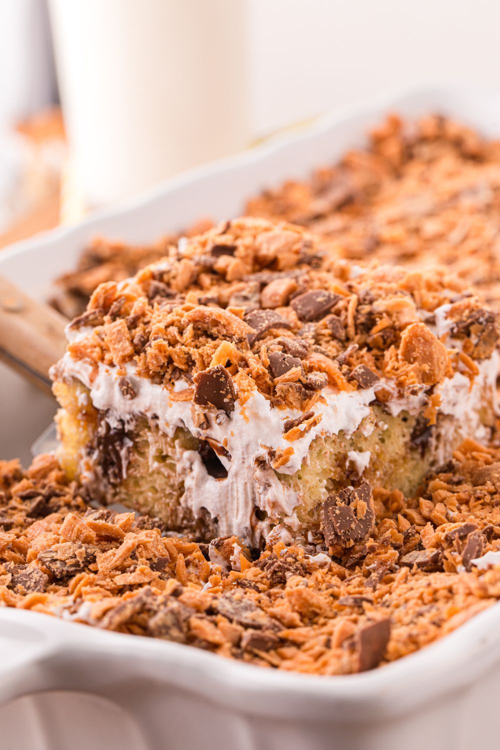 piece of cake lifting out of pan