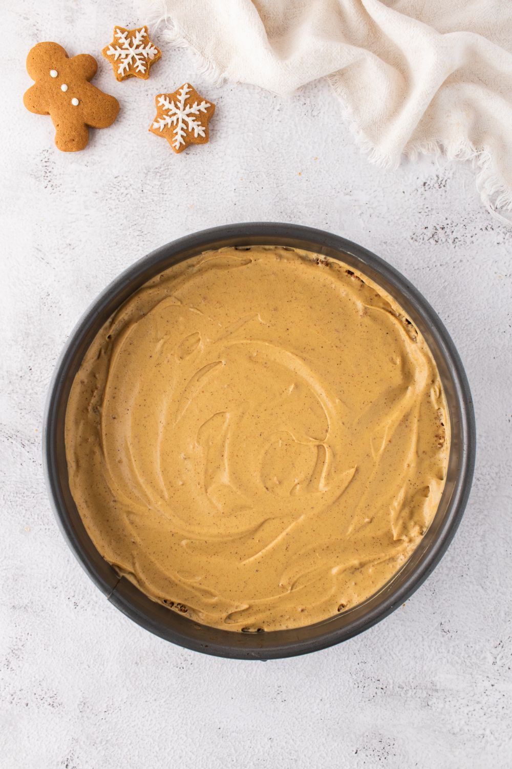 gingerbread cheesecake in a pie pan